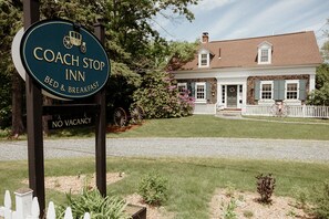Front of property - Coach Stop Inn (Bar Harbor)