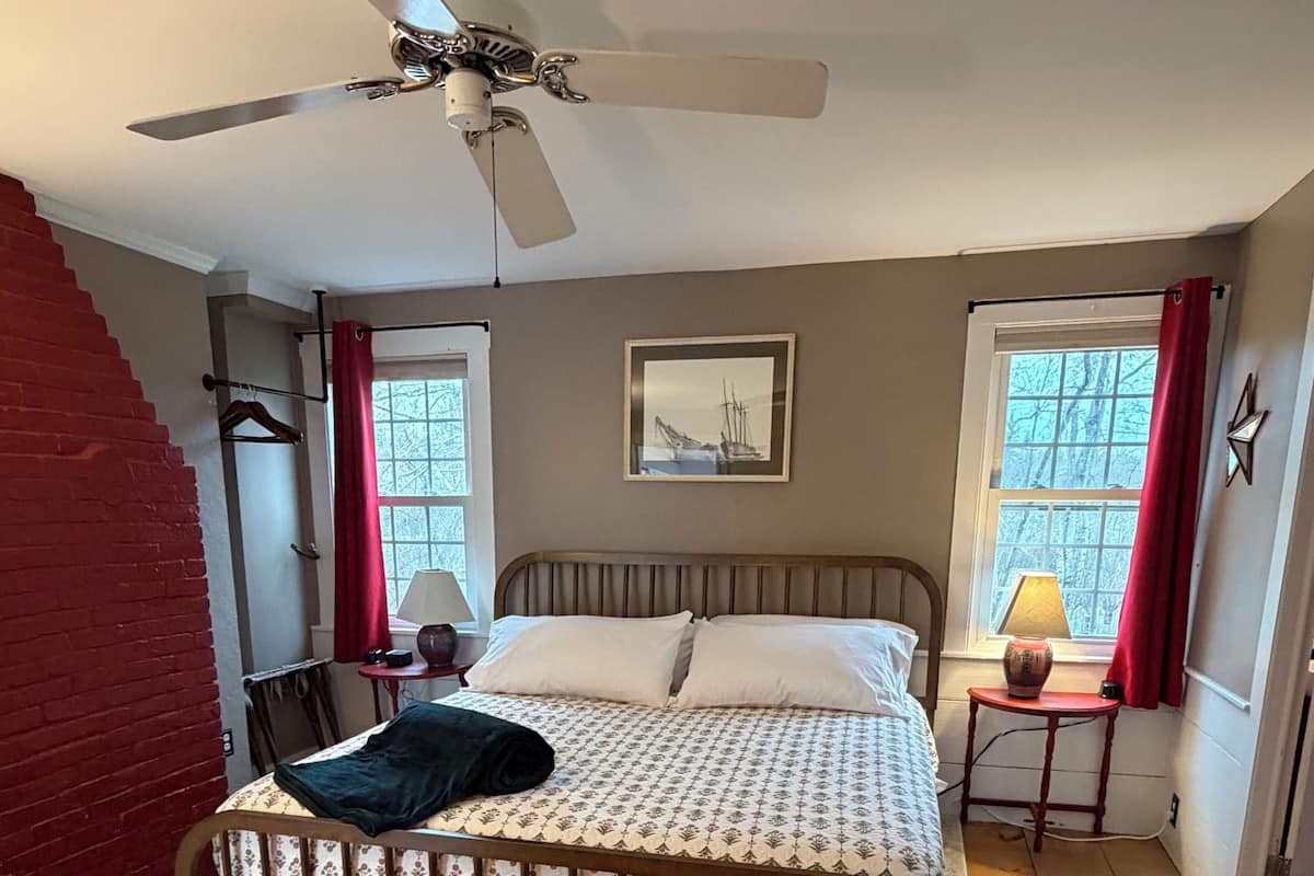 Room, 1 King Bed, Non Smoking | Pillowtop beds, blackout drapes, iron/ironing board (on request)
