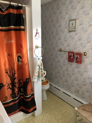 Mulberry Loucks | Bathroom | Rainfall showerhead, hair dryer, towels, soap - Mulberry Bed & Breakfast (Wareham)