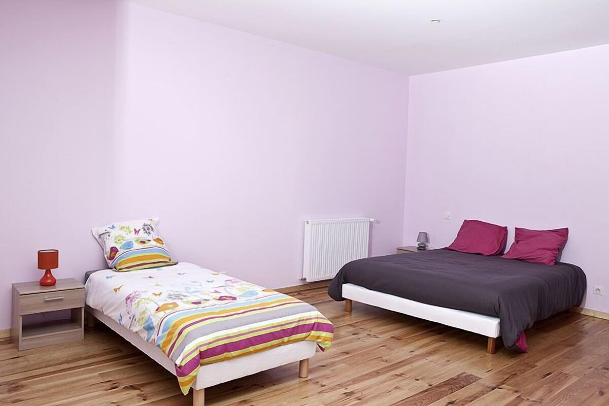 Family Room (Pop’art) | Individually decorated, individually furnished, cribs/infant beds