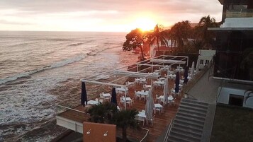 Free daily cooked-to-order breakfast