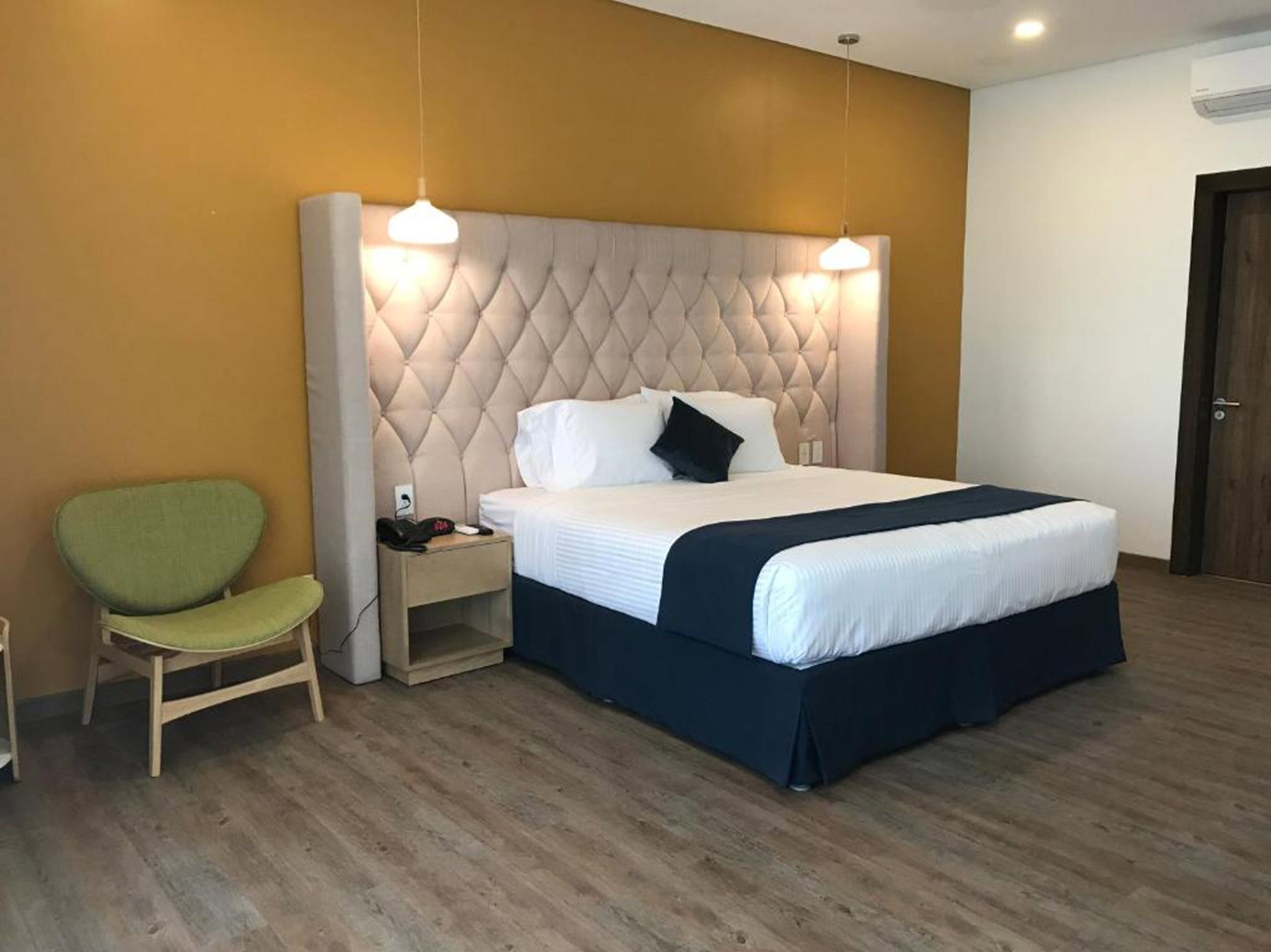 superior single room, 1 king bed, non smoking | 1 bedroom, minibar, in-room safe, desk