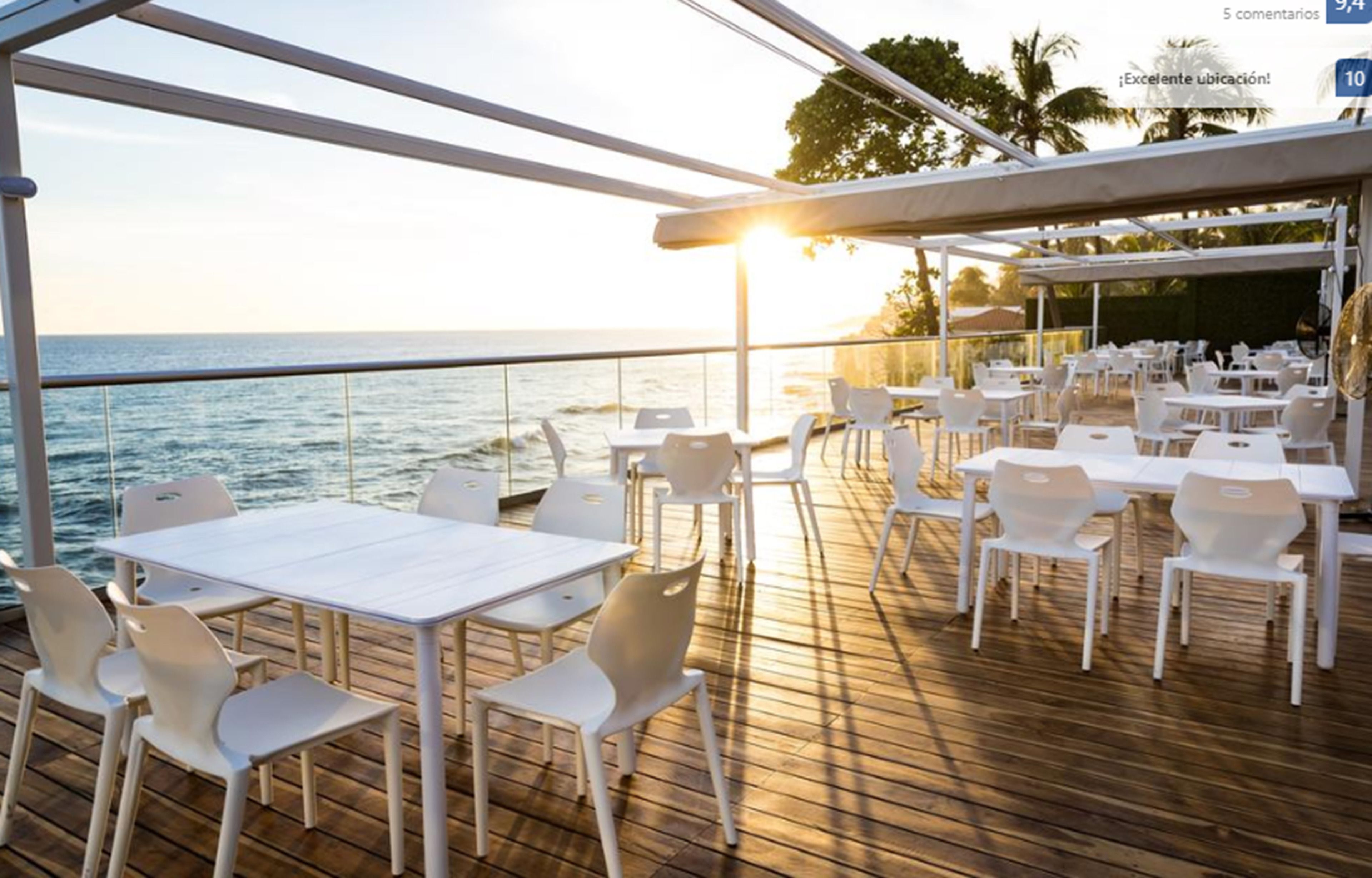 2 bars/lounges, poolside bar