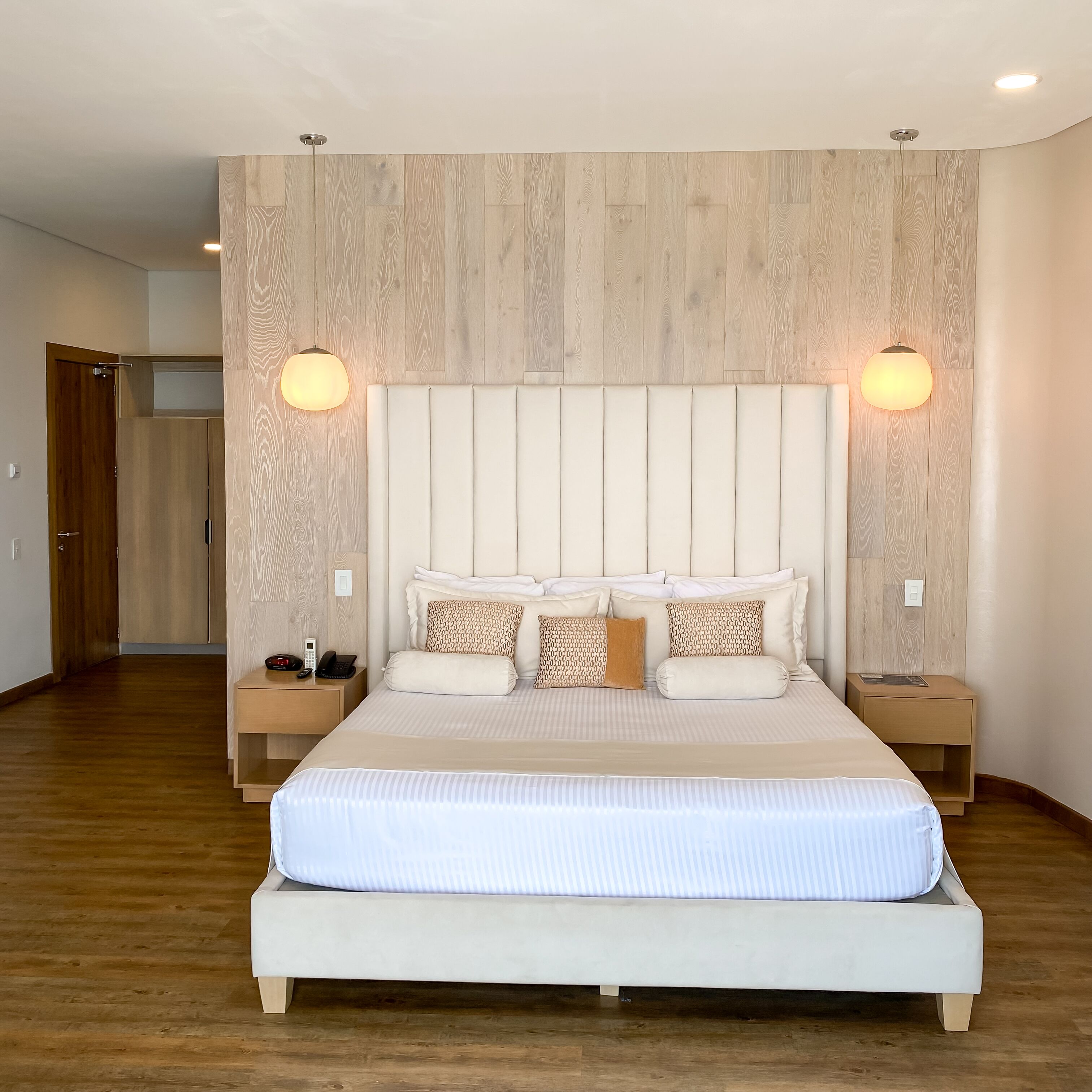 premium suite, 1 king bed, non smoking | 1 bedroom, minibar, in-room safe, desk