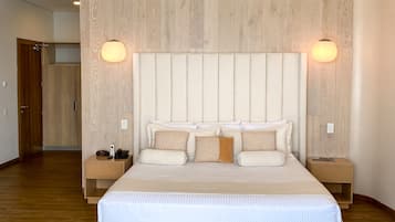 Suite Premium, 1 Tempat Tidur King, Bebas Asap Rokok | Minibar, brankas, meja kerja, dan kedap suara