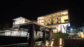 Fassade der Unterkunft – Abend/Nacht