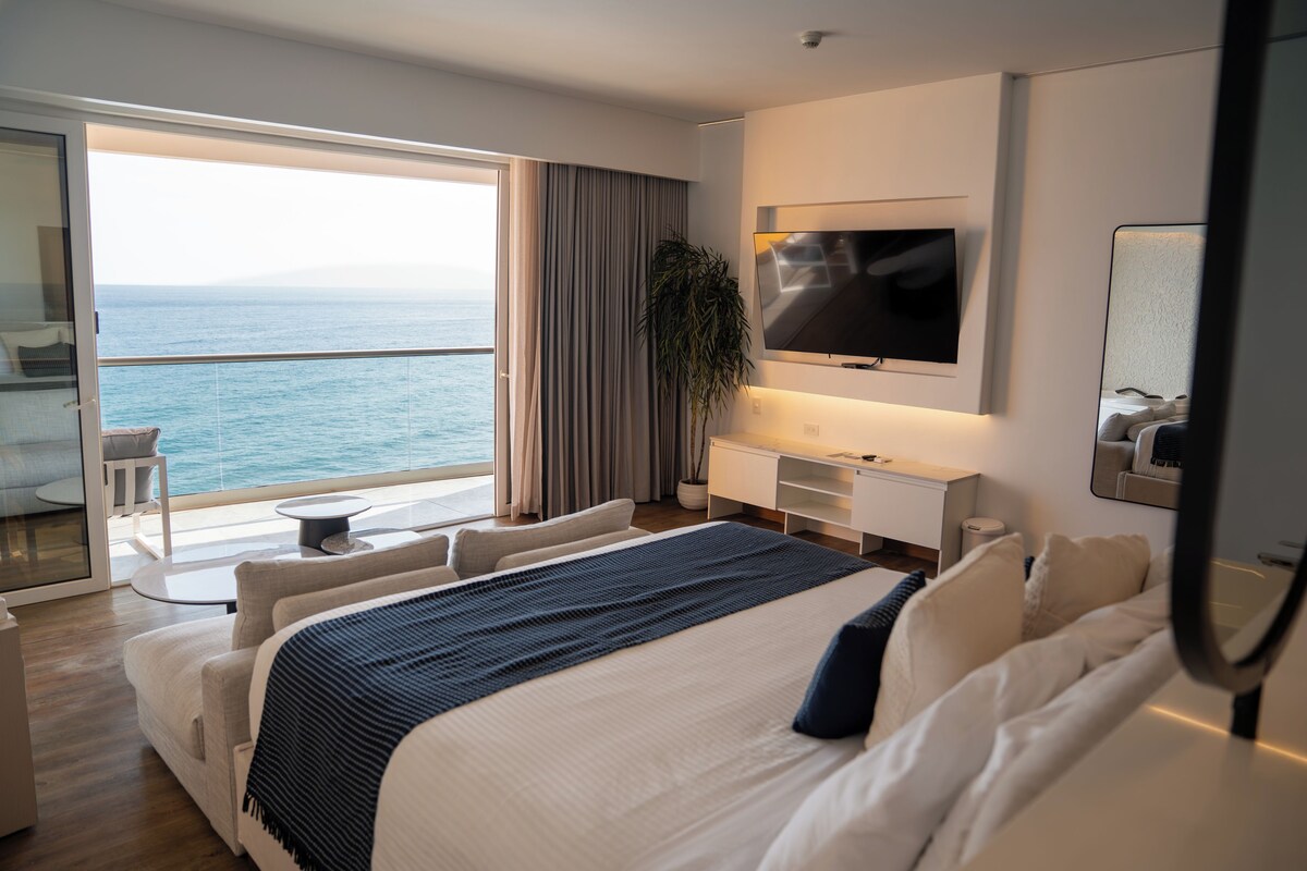 Premium Suite, 1 King Bed, Non Smoking | Minibar, in-room safe, desk, soundproofing