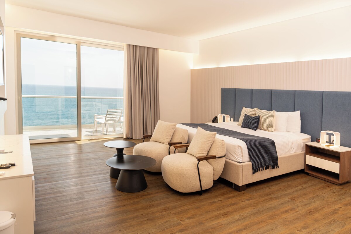 Superior Single Room, 1 King Bed, Non Smoking | Minibar, in-room safe, desk, soundproofing