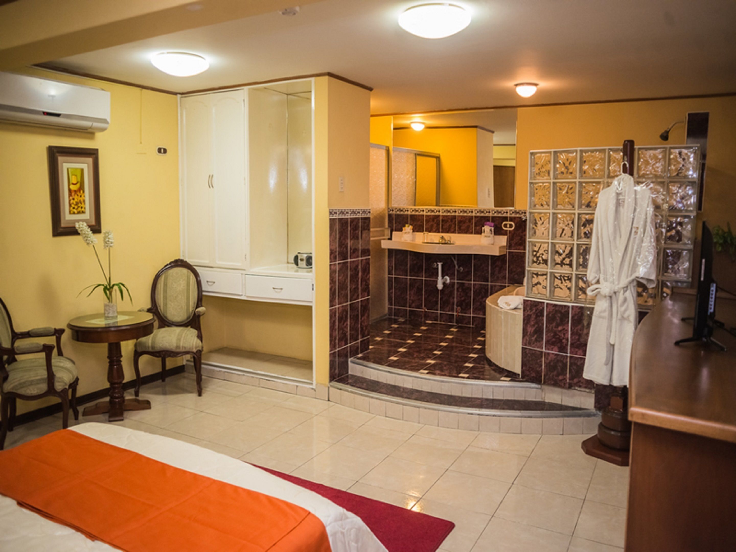 Suite | Minibar, desk, free WiFi, bed sheets