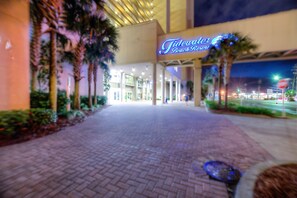 L’entrée d’un hôtel, avec une enseigne indiquant : « Tidewater Beach Resort ».