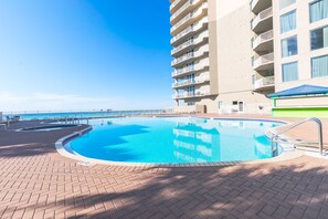 室內游泳池和2 座室外游泳池