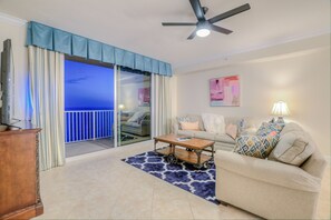 Apartamento, 3 habitaciones, balcón, frente a la playa (2302) | 1 dormitorio, decoración individual, mobiliario individual y escritorio