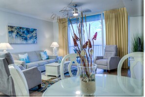 コンドミニアム 1 ベッドルーム バルコニー ビーチビュー (2315) | リビングルーム | 45 インチの薄型テレビ (ケーブル放送視聴可)、スマートテレビ