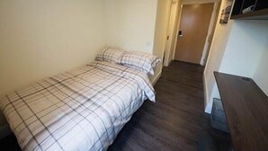 Quarto, 1 cama de solteiro (Shared Kitchen and Living Area)