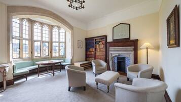 Coin salon dans le hall