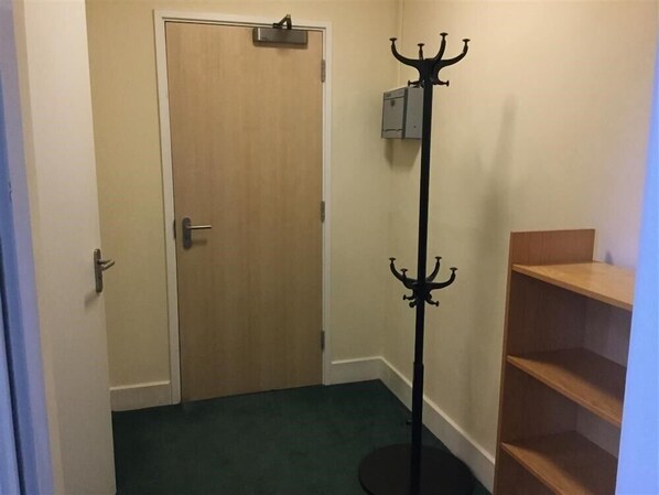 Room amenity - University of Oxford, Magdalen College - Campus Accommodation (Oxford)