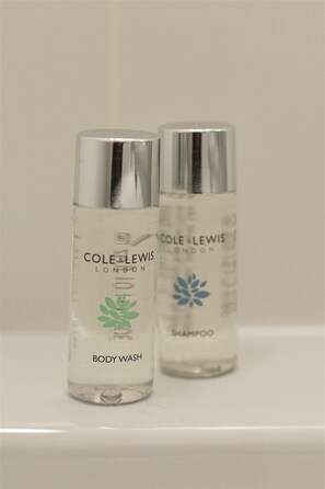 客房, 1 張標準雙人床 | 浴室設施 | 提供毛巾