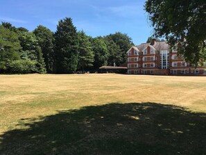 Property grounds - Univerity of Cambridge, St Edmund's College - Campus Accommodation (London)