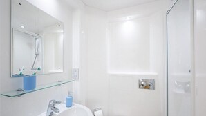 Room, 1 Double Bed | Bathroom | Towels - Pure CityStay Twerton Mill (Bath)