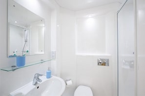 Kamar, 1 Tempat Tidur Double | Kamar mandi | Handuk