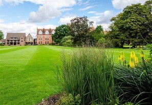 Property grounds - University of Cambridge, Homerton College - Campus Accommodation (Cambridge)