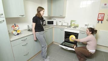 Room, 1 Single Bed | Shared kitchen | Coffee/tea maker