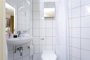 Huone, 1 yhden hengen sänky | Kylpyhuone | Pyyhkeet