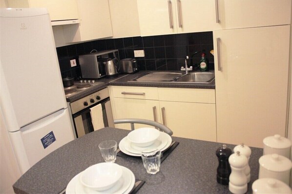 Room, 1 Double Bed | Private kitchen | Coffee/tea maker