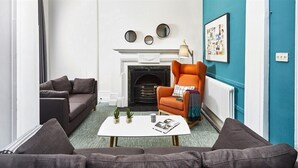 Room, 1 Twin Bed | Living room