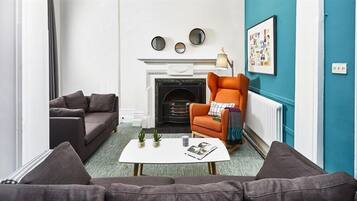 Room, 1 Single Bed | Living room