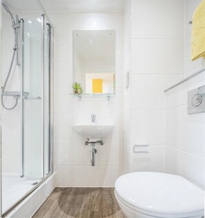 Quarto, 1 cama de casal | Banheiro | Toalhas de banho 