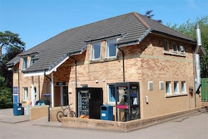 Exterior - Cardiff Metropolitan University, Plas Gwyn Halls - Campus Accommodation (Cardiff)