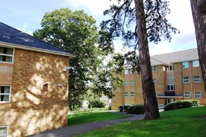 Exterior - Cardiff Metropolitan University, Plas Gwyn Halls - Campus Accommodation (Cardiff)