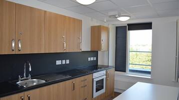 Room, 1 Single Bed | Private kitchen | Coffee/tea maker