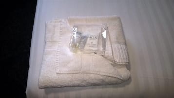 Room, 1 Double Bed | Bathroom amenities | Towels