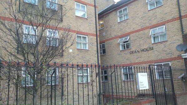 Exterior - University of London, Dean House (London)