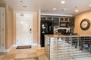 Frigorifero con congelatore, microonde, forno, piano cottura