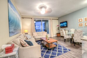 Apartment, 1 Schlafzimmer, Balkon, Strandblick (2-202) | 1 Schlafzimmer, Schreibtisch, Bügeleisen/Bügelbrett, kostenloses WLAN