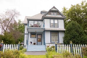 Front of property - Garden Gate BnB (Sturgeon Bay)