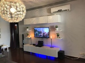 Chalet, 4 Schlafzimmer, Meerblick (Unit 1) | Wohnbereich | 55-Zoll-Smart-TV mit Kabelempfang, Fernseher