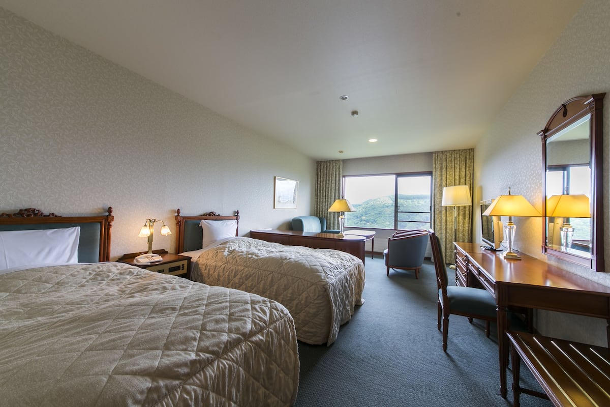 Deluxe Twin Room, Non Smoking | In-room safe, desk, blackout drapes, free WiFi