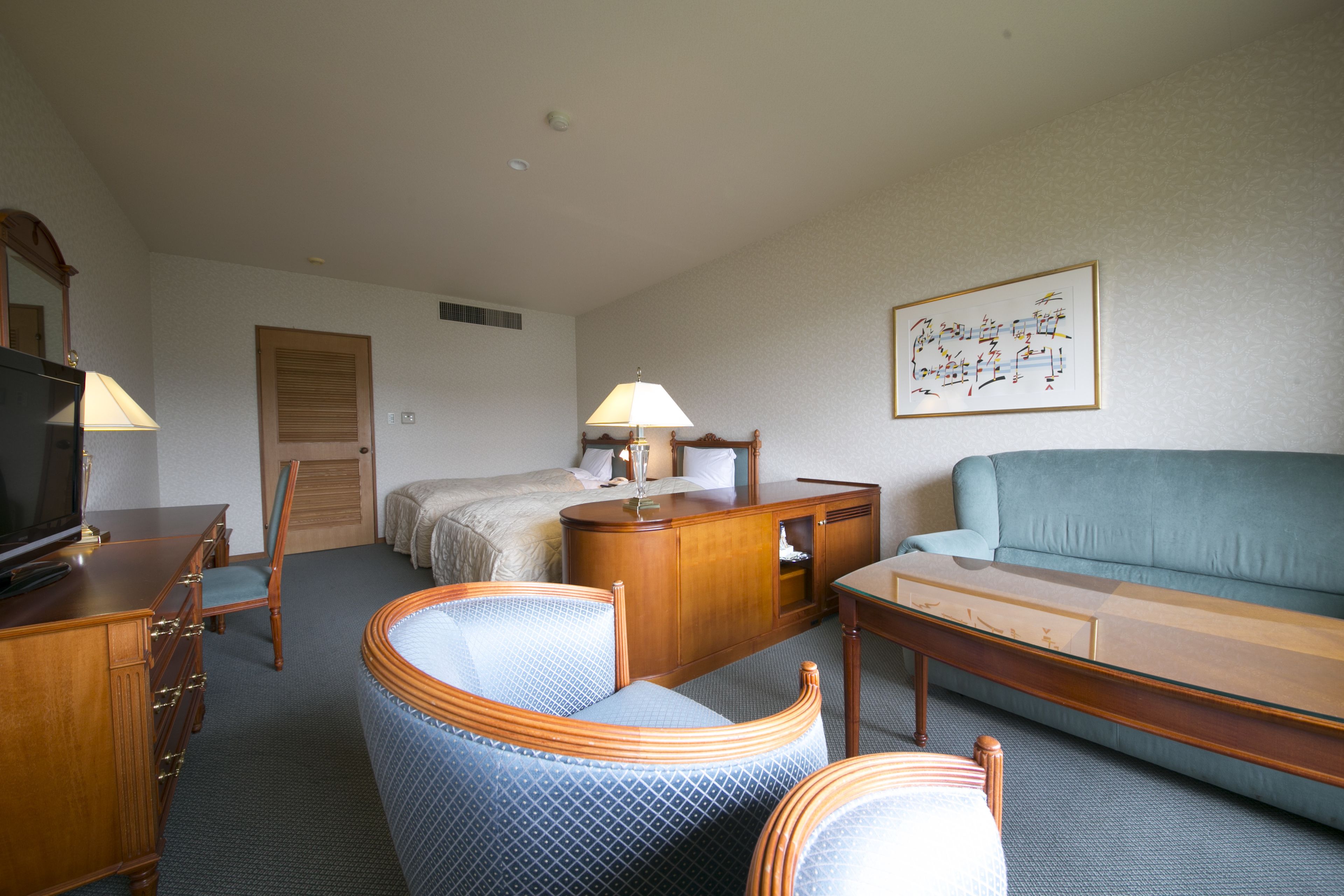 deluxe twin room, non smoking | in-room safe, desk, blackout curtains, free wifi