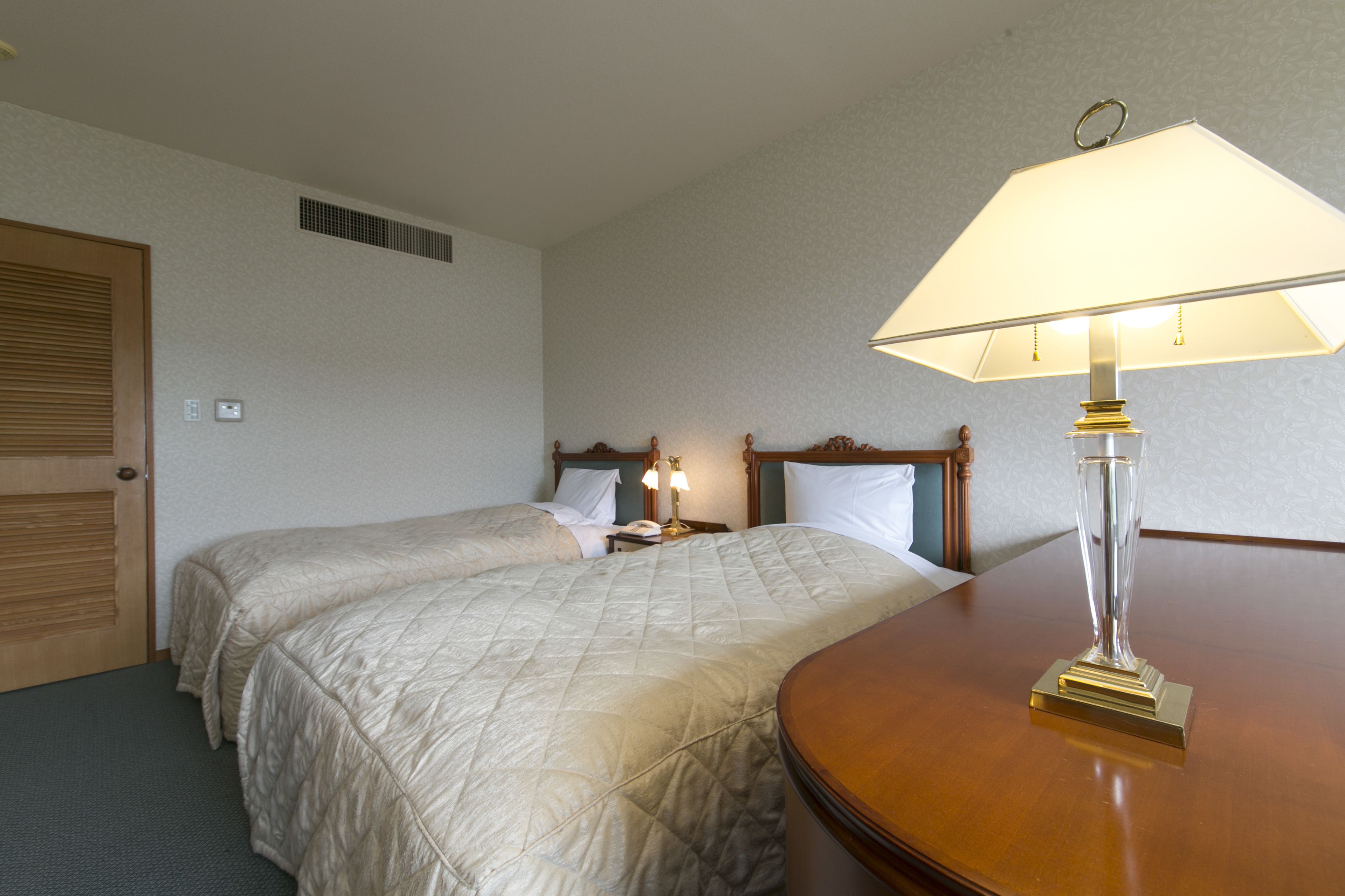 deluxe twin room, non smoking | in-room safe, desk, blackout curtains, free wifi