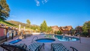 Outdoor pool - Aspen Crest (Steamboat Springs)