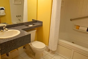 Combined shower/bathtub, jetted bath, hair dryer, towels