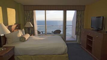 1 間睡房、房內夾萬、書桌、熨斗/熨衫板