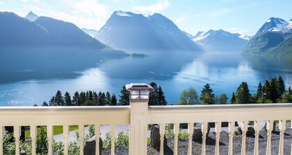 Spectacular Norwegian Fjord with unbeatable view, sauna and hot tub