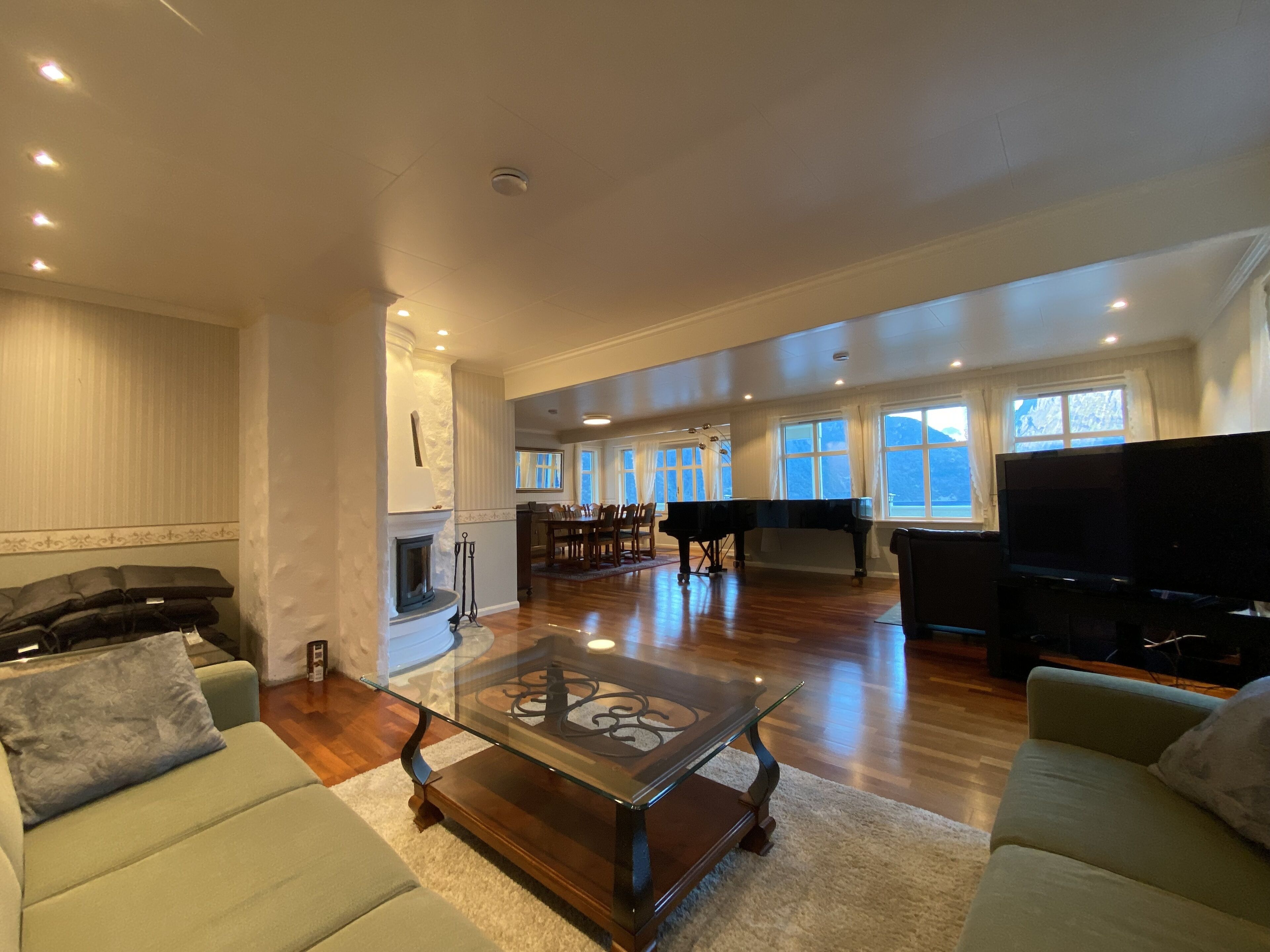 Smart TV, fireplace, video games
