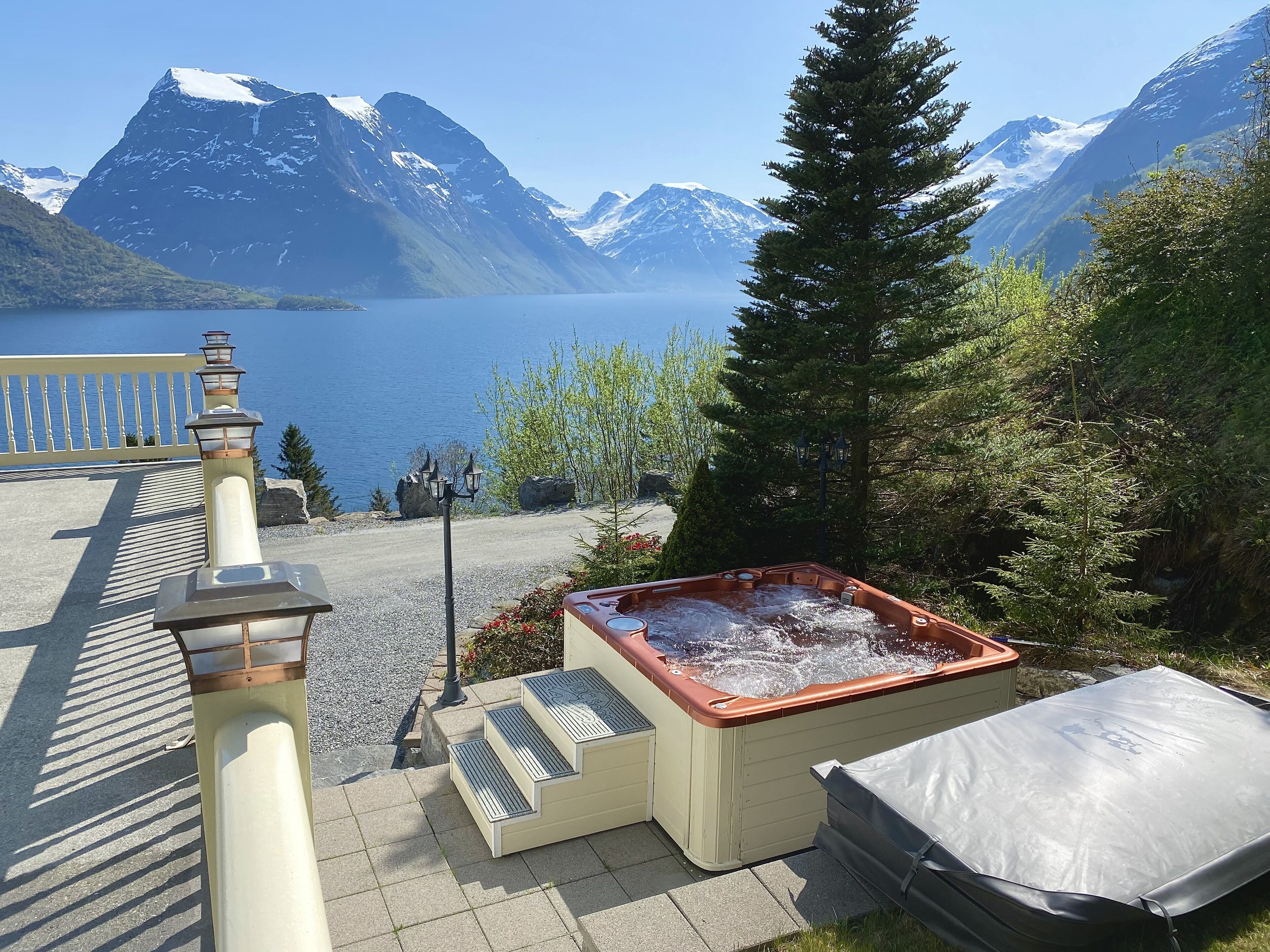 Outdoor spa tub