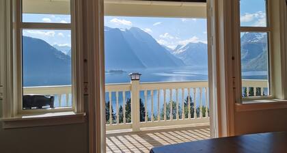 Spectacular Norwegian Fjord with unbeatable view, sauna and hot tub